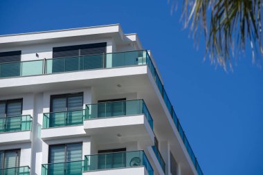 Alanya 'da bulunan panoramik pencereli yeni ve modern bir binanın parçası..