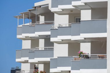 Ülkenin güney kesiminde bulunan balkonlu Türk apartmanı.