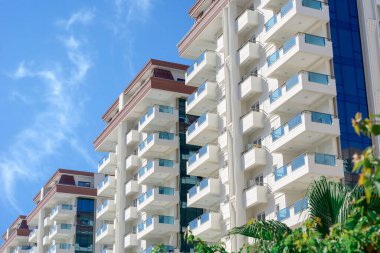 Birkaç yüksek katlı apartmandan oluşan güzel, modern bir yerleşim yeri. Güneşli bir gün.