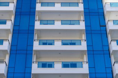 Geniş balkonları olan çok katlı bir binanın parçası. Modern bir binanın mimari detayları..