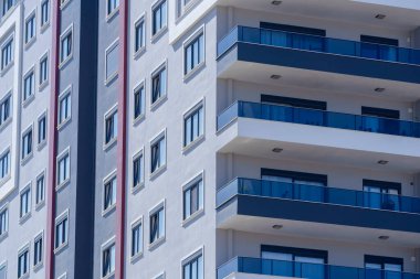 Konut binasının modern mimari detayları.