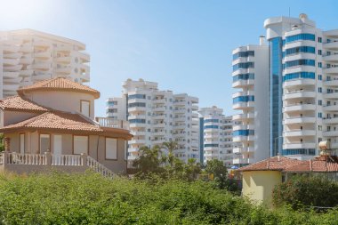 Güneşli bir günde güneydeki Alanya şehrinin güzel yerleşim yeri. Türkiye.