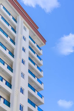 Türkiye, Alanya, modern apartman kulesi, kısmi manzara.