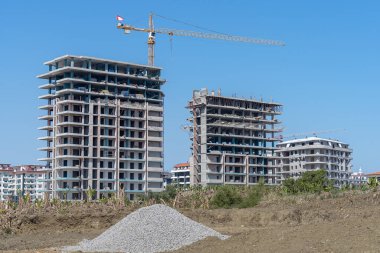 Yeni bir konut kompleksinin somut inşaatı. Hava açık. Bitmemiş binalar. Penceresiz duvarlar. Türkiye, Alanya.