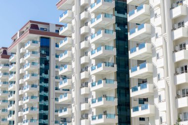 Çok katlı binalardan oluşan yeni inşa edilmiş bir yerleşim yeri. Alanya, Türkiye.