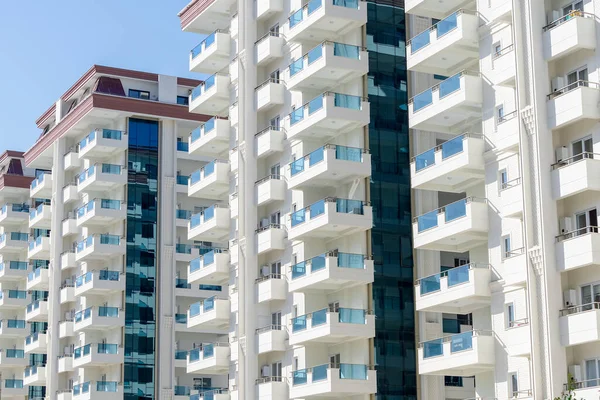 Çok katlı binalardan oluşan yeni inşa edilmiş bir yerleşim yeri. Alanya, Türkiye.