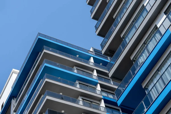 Birkaç yüksek katlı binanın alt manzarası. Açık Gün.