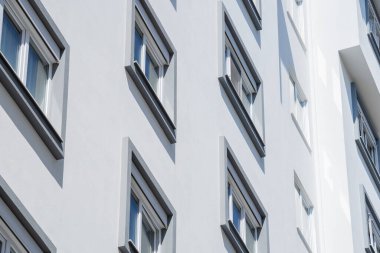 Bir konut binasının arka plan görüntüsü.