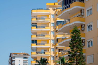 Türkiye 'nin güneyinde güneşli bir günde çok sayıda konut binası.