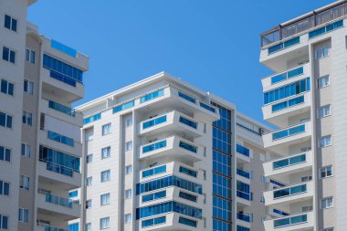 Yüksek apartmanlı bir yerleşim yeri. Güneşli bir gün.