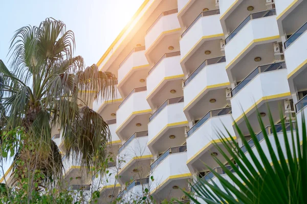 Güneşin arkadan gözetlediği bir binanın alçak açılı görüntüsü..