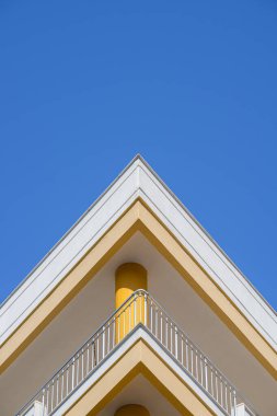 Bir apartman dairesinin büyük ve üçgen balkonunun bir parçası..