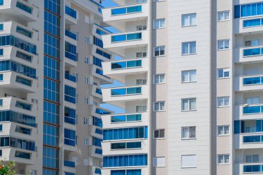 Yüksek apartmanlı bir yerleşim yeri. Güneşli bir gün.