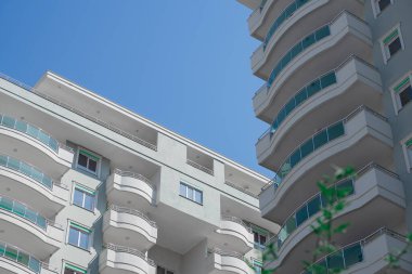 Açık bir günde yeni inşa edilmiş bir konutun alt görüntüsü.