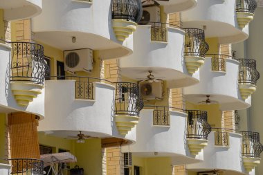 Birkaç oval balkon. Güneşli bir günde konut binasının bir parçası.