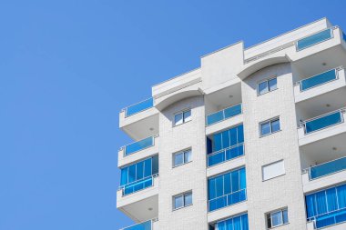 Yüksek katlı bir binanın parçası. Açık Gün.