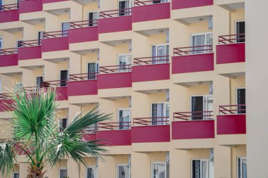 Birbirinin aynı çok sayıda balkon. Yüksek katlı bir binanın parçası.