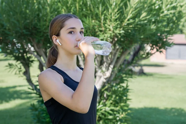 Młoda Sportowiec Pije Wodę Plastikowej Butelki Sporty Świeżym Powietrzu — Zdjęcie stockowe
