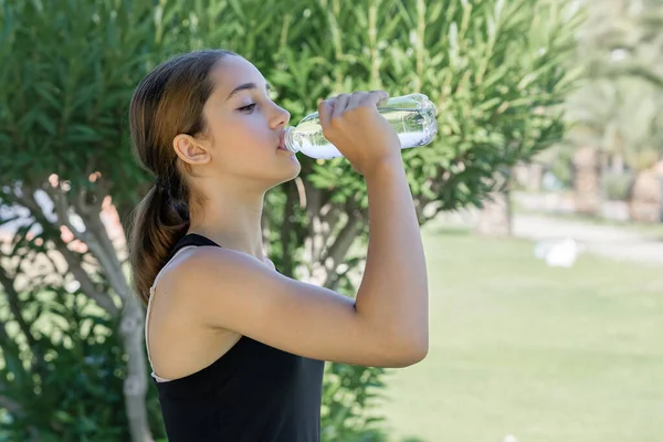 Młoda Dziewczyna Pije Wodę Przezroczystej Plastikowej Butelki — Zdjęcie stockowe