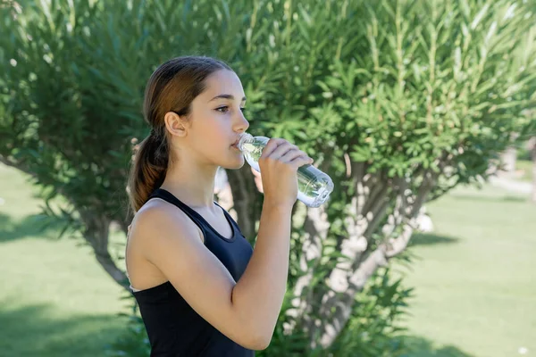 Młoda Dziewczyna Pije Wodę Przezroczystej Plastikowej Butelki — Zdjęcie stockowe