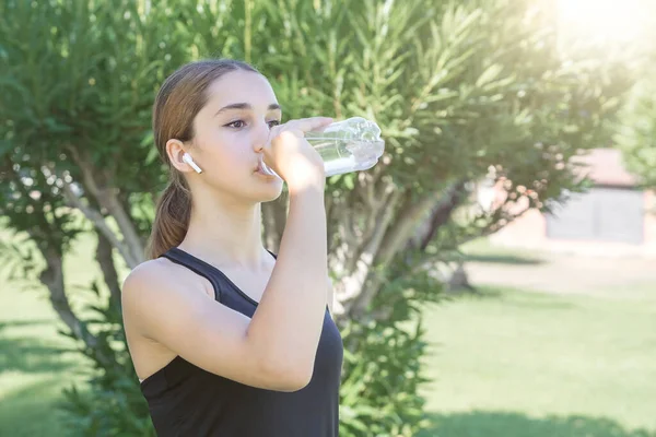 Młoda Sportowiec Pije Wodę Plastikowej Butelki Sporty Świeżym Powietrzu — Zdjęcie stockowe