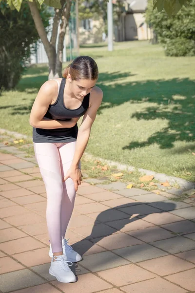 Sportowiec Doświadcza Ostrego Bólu Jej Boku Podczas Biegania — Zdjęcie stockowe