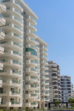 Alanya, Türkiye - Eylül 2022: Apartman binaları bulunan yerleşim alanı.