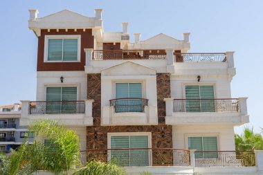 Alanya, Türkiye - Eylül 2022: Panoramik pencereli güzel villa.