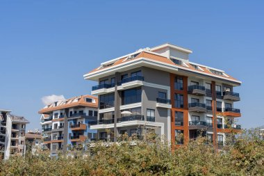 Apartman binaları olan bir yerleşim yeri. Güneşli bir gün.