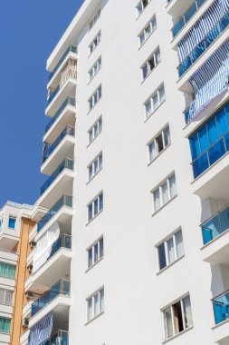Konut binası. Mavi gökyüzü. Güneşli bir gün.