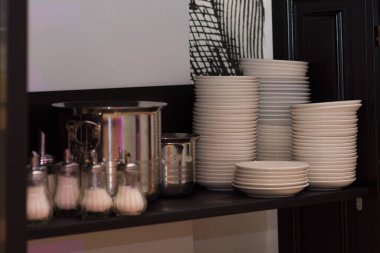 Mutfak restoranda. Mutfak çeviricisi tezgahta. Temiz makarna, tabaklar. Restoran işi kavramı, tatil hazırlığı ve bir kafede etkinlik..