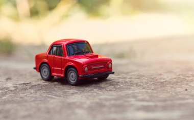 Açık havada kırmızı bir oyuncak arabanın modeliyim. Yakın plan. Yatay format. Seçici odaklanma. Metin için yer