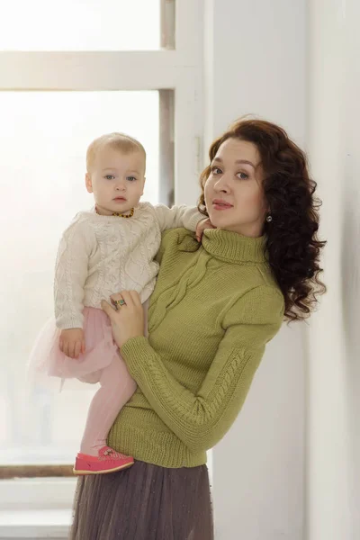 Porträt Einer Jungen Mutter Mit Einem Baby Arm Fenster Eine — Stockfoto