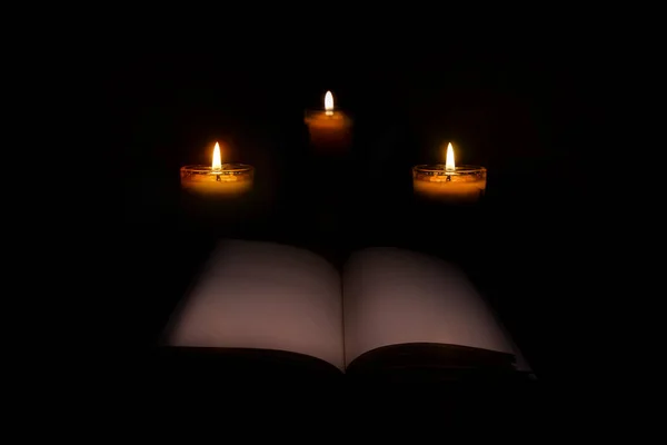 Κεριά Λάμπουν Στο Σκοτάδι Λευκό Χαρτί Για Κείμενο Χρήση Για — Φωτογραφία Αρχείου