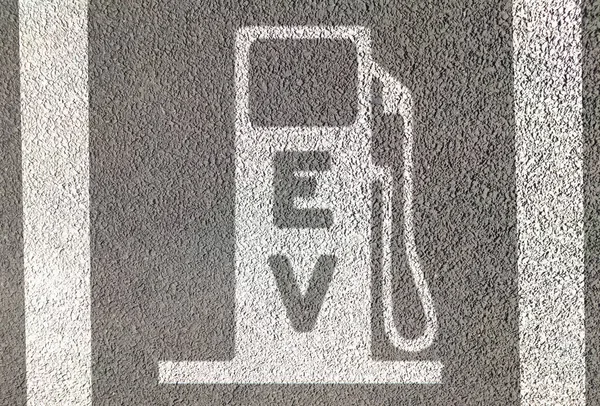 道路記号にマークされた電気自動車充電ステーションポイント — ストック写真