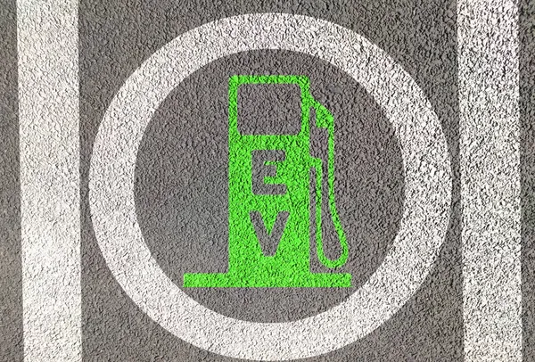 Yol sembolünde elektrikli araç şarj istasyonu noktası işaretlendi
