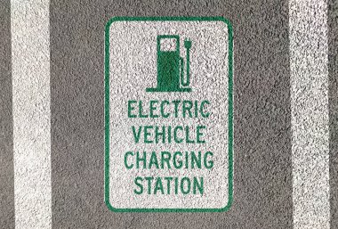 Yol sembolünde elektrikli araç şarj istasyonu noktası işaretlendi
