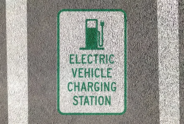 Yol sembolünde elektrikli araç şarj istasyonu noktası işaretlendi