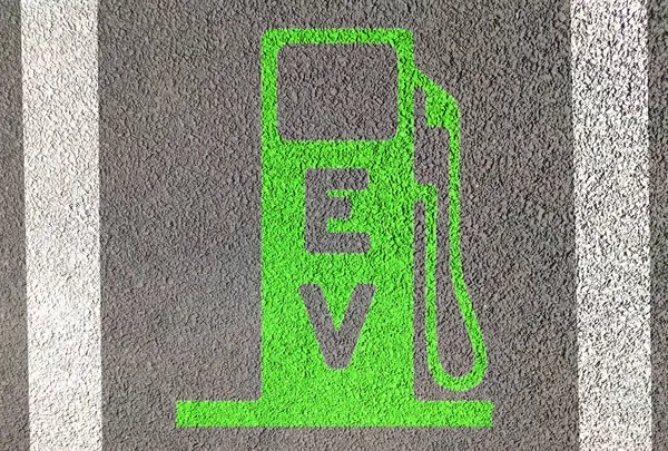 道路記号にマークされた電気自動車充電ステーションポイント — ストック写真