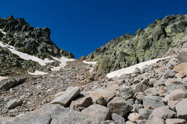 Rock Και Χιόνι Μονοπάτι Για Ανεβείτε Almanzor Peak — Φωτογραφία Αρχείου