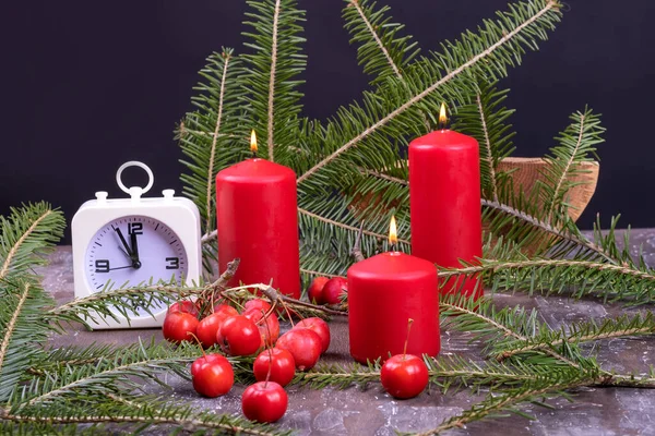 Kerst sfeer: rode kaarsen, sparren takken — Stockfoto
