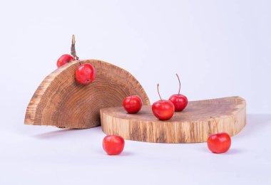 Tahta bir dilimde kırmızı küçük elmalar