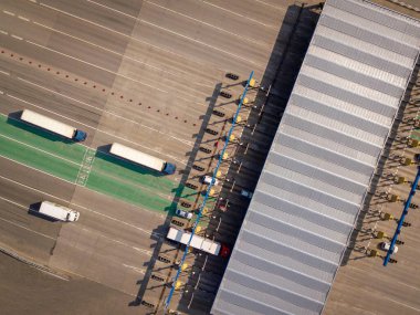 Yukarıdan aşağıya insansız hava aracı atışı. Otoyol trafiği. Turnpike terminali. Rusya..