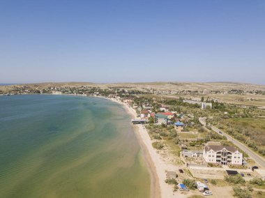 Plajdaki turistlerin hava manzarası.