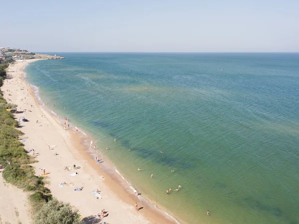 Plajdaki turistlerin hava manzarası.