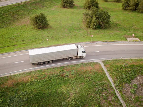 Drohnenschuss aus der Luft. LKW auf der Autobahn. Russland. lizenzfreie Stockbilder