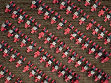 Çiftlik arazisinde kırmızı traktörler. Havadan yukarıdan aşağı çekim.