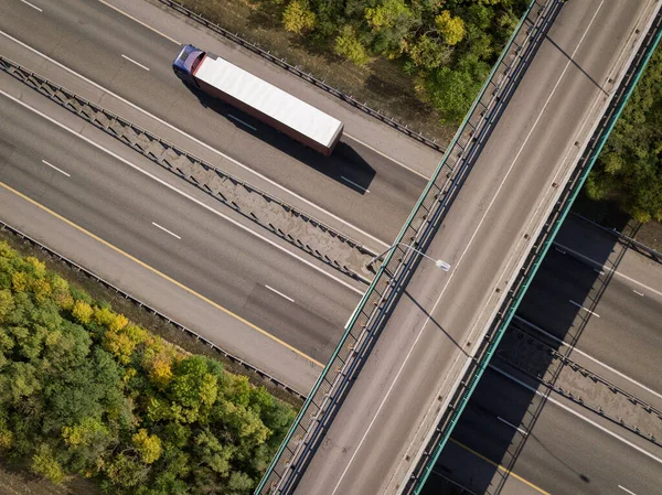 Colpo aereo dall'alto verso il basso. Camion sull'autostrada. — Foto Stock