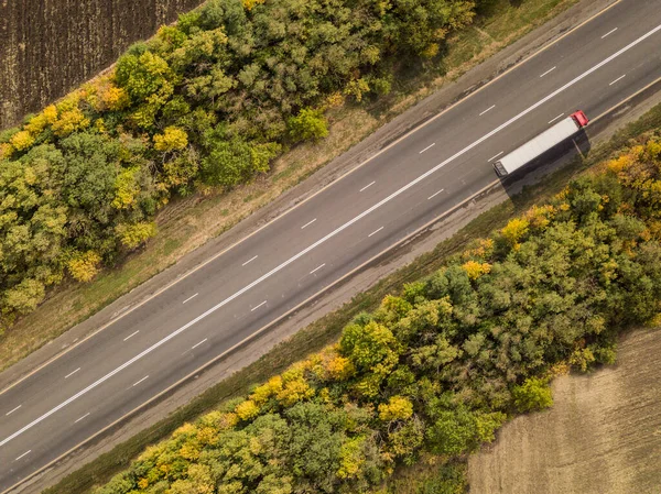 Luftaufnahme von der Autobahn mit LKW-Anhänger und dem Auto. Russland. Stockfoto