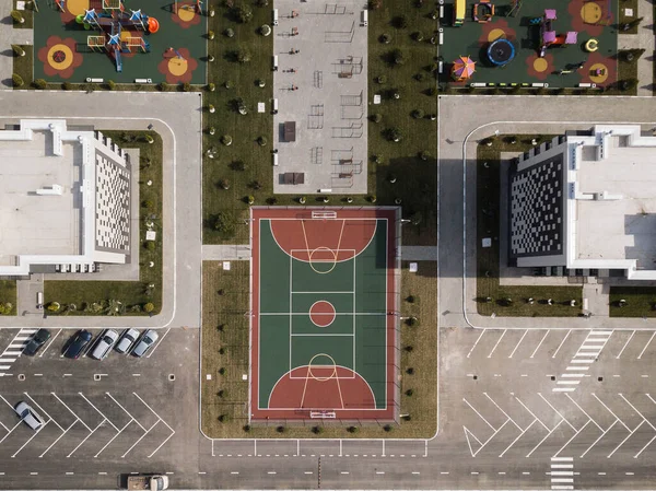 Aerial top down drone shot. Campo de esporte entre o complexo de apartamentos. — Fotografia de Stock